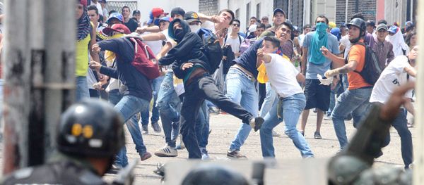 Opposition activists clash with National Guard members during a protest in San Cristobal, state of Tachira, Venezuela on October 26, 2016. - Sputnik International