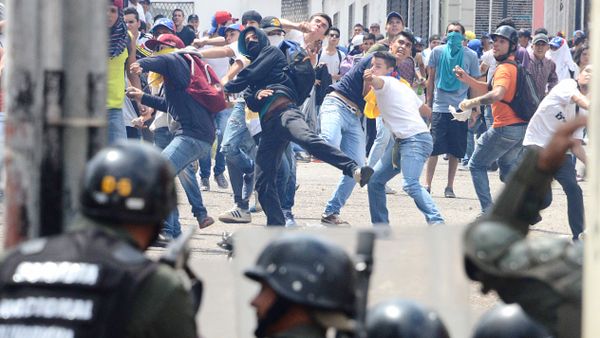 Opposition activists clash with National Guard members during a protest in San Cristobal, state of Tachira, Venezuela on October 26, 2016. Opposition activists clash with National Guard members during a protest in San Cristobal, state of Tachira, Venezuela on October 26, 2016. - Sputnik International
