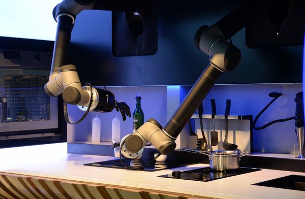 London-based Moley Robotics created the world's first robotic kitchen that will cook for you. In this photo, the kitchen robot cooks food for visitors during the first Consumer Electronics Show in Asia held in Shanghai on May 26, 2015. London-based Moley Robotics created the world's first robotic kitchen that will cook for you. In this photo, the kitchen robot cooks food for visitors during the first Consumer Electronics Show in Asia held in Shanghai on May 26, 2015. - Sputnik International