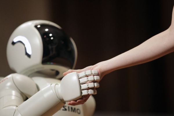 Honda Motors' humanoid robot ASIMO (Advanced Step in Innovative Mobility) shakes hands with an assistant as it demonstrates its skills, in Belgrade, Serbia, on September 24, 2012. Honda Motors' humanoid robot ASIMO (Advanced Step in Innovative Mobility) shakes hands with an assistant as it demonstrates its skills, in Belgrade, Serbia, on September 24, 2012. - Sputnik International