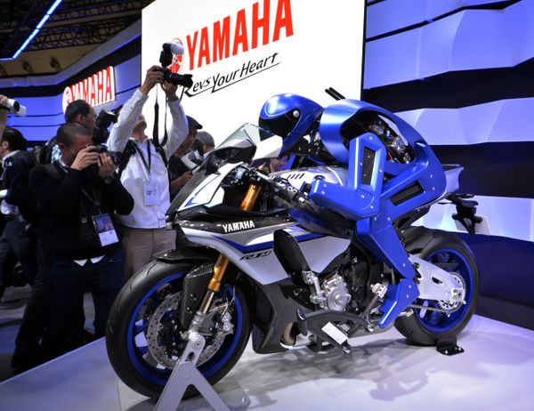 Japanese motorcycle maker Yamaha Motor introduced the prototype model of motorcycle riding robot Motobot during a press preview at the Tokyo Motor Show in Tokyo on October 28, 2015. Japanese motorcycle maker Yamaha Motor introduced the prototype model of motorcycle riding robot Motobot during a press preview at the Tokyo Motor Show in Tokyo on October 28, 2015. - Sputnik International