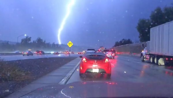 Slow Motion Video Shows Lightning Storm - Sputnik International