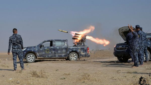 Federal police forces launch a rocket during clashes with Islamic State militants in south of Mosul - Sputnik International