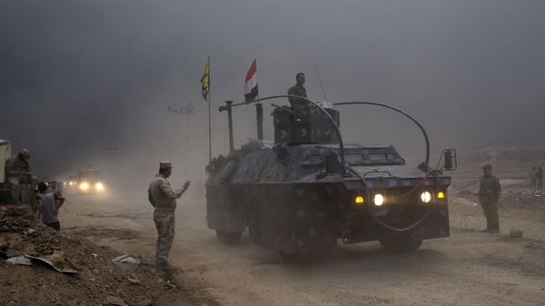 An Iraqi Federal Police vehicle passes through a checkpoint in Qayara, some 50 kilometers south of Mosul, Iraq, Wednesday, Oct. 26, 2016. - Sputnik International