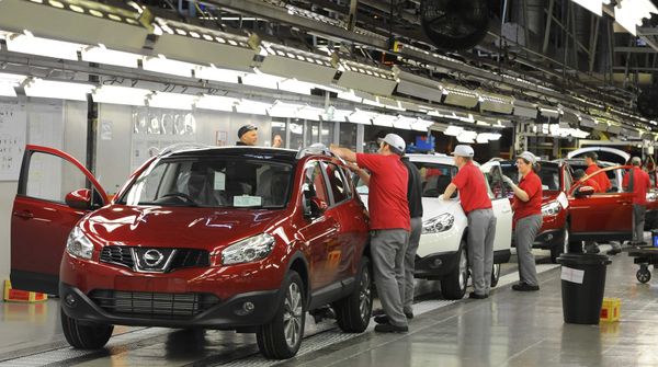 A worker is seen completing final checks on the production line at Nissan car plant in Sunderland, northern England, June 24, 2010. A worker is seen completing final checks on the production line at Nissan car plant in Sunderland, northern England, June 24, 2010. - Sputnik International