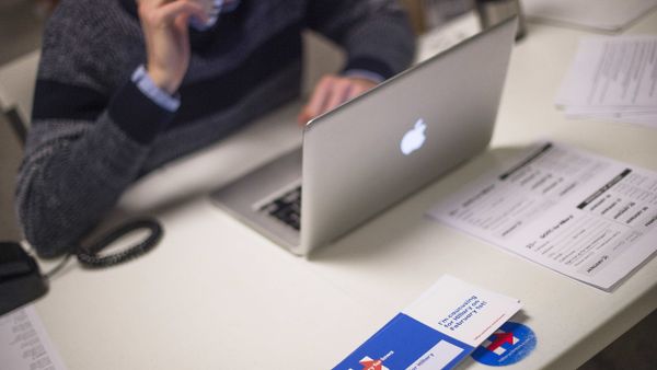 A volunteer makes phone calls from his desk at the Hillary for Iowa Campaign Headquarters in Des Moines, Iowa, January 22, 2016, ahead of the Iowa Caucus. - Sputnik International