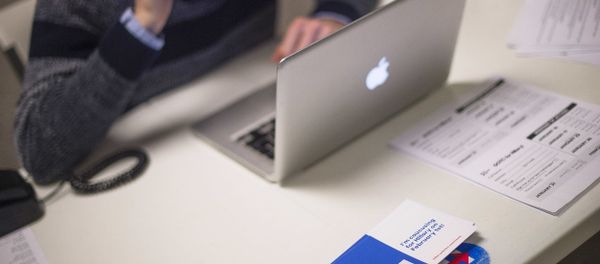 A volunteer makes phone calls from his desk at the Hillary for Iowa Campaign Headquarters in Des Moines, Iowa, January 22, 2016, ahead of the Iowa Caucus. A volunteer makes phone calls from his desk at the Hillary for Iowa Campaign Headquarters in Des Moines, Iowa, January 22, 2016, ahead of the Iowa Caucus. - Sputnik International