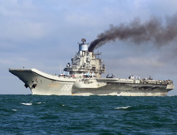 The aircraft carrier Admiral Kuznetsov sails together with the Russian Northern Fleet's carrier battle group through the English Channel The aircraft carrier Admiral Kuznetsov sails together with the Russian Northern Fleet's carrier battle group through the English Channel - Sputnik International