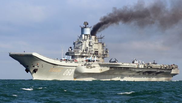The aircraft carrier Admiral Kuznetsov sails together with the Russian Northern Fleet's carrier battle group through the English Channel. (File) - Sputnik International