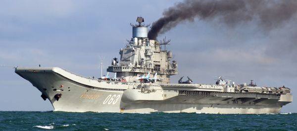 The aircraft carrier Admiral Kuznetsov sails together with the Russian Northern Fleet's carrier battle group through the English Channel - Sputnik International