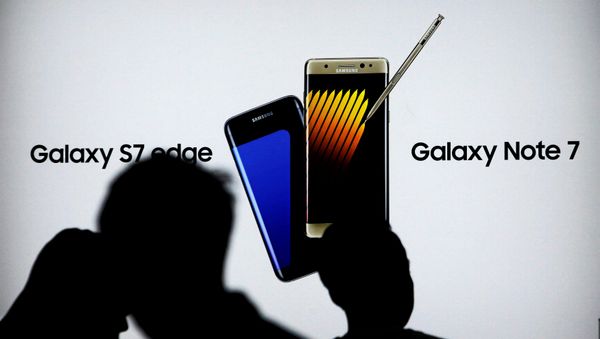 Shoppers walk near a Galaxy Note 7 advertisement at a Samsung store in Jakarta, Indonesia, October 14, 2016. - Sputnik International