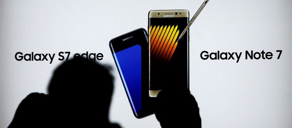 Shoppers walk near a Galaxy Note 7 advertisement at a Samsung store in Jakarta, Indonesia, October 14, 2016. - Sputnik International