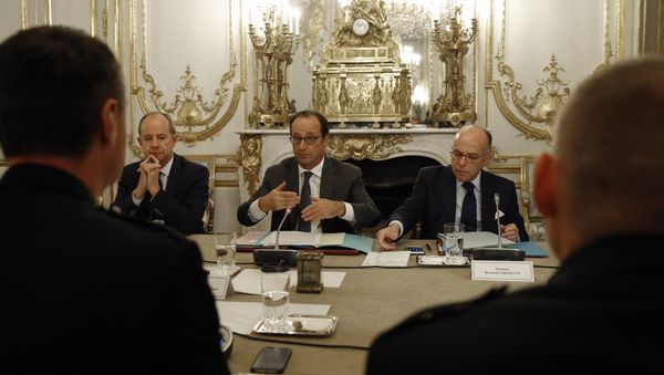 (From L) French Justice Minister Jean-Jacques Urvoas, French President Francois Hollande and French Interior minister Bernard Cazeneuve meet with representatives of the French police unions on October 26, 2016 at the Elysee presidential Palace in Paris. - Sputnik International