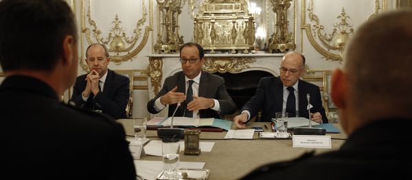 (From L) French Justice Minister Jean-Jacques Urvoas, French President Francois Hollande and French Interior minister Bernard Cazeneuve meet with representatives of the French police unions on October 26, 2016 at the Elysee presidential Palace in Paris. - Sputnik International