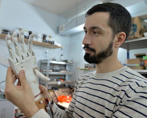 Belarussian programmerOleg Galtsev made an electromechanical arm prosthetis for his father Belarussian programmerOleg Galtsev made an electromechanical arm prosthetis for his father - Sputnik International