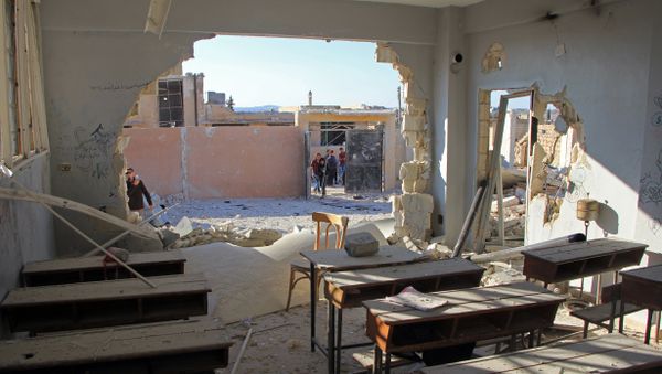 A general view shows a damaged classroom at a school after it was hit in an air strike in the village of Hass, in the south of Syria's rebel-held Idlib province on October 26, 2016. - Sputnik International