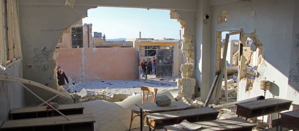 A general view shows a damaged classroom at a school after it was hit in an air strike in the village of Hass, in the south of Syria's rebel-held Idlib province on October 26, 2016. - Sputnik International