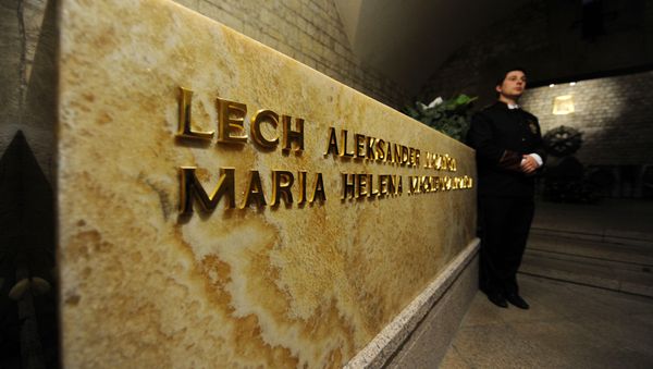 A Wawel Castle employee stands by the tomb of late Polish President Lech Kaczynski and his wife Maria after their burial in the crypt of Wawel Castle's Cathedral. (File) - Sputnik International