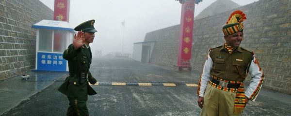 Chinese soldier (L) and an Indian soldier stand guard at the Chinese side of the ancient Nathu La border crossing between India and China. Chinese soldier (L) and an Indian soldier stand guard at the Chinese side of the ancient Nathu La border crossing between India and China. - Sputnik International