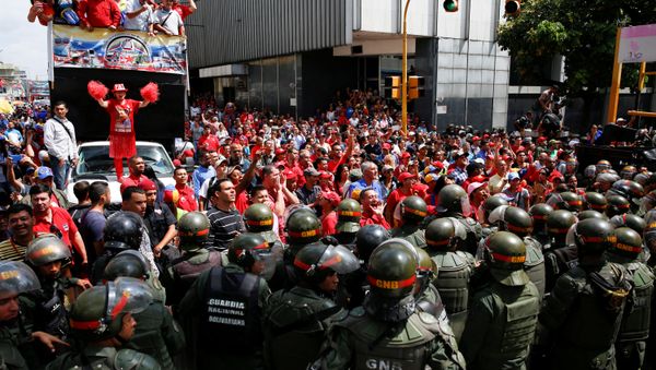 Supporters of Venezuela's President Nicolas Maduro shout slogans as they gather outside the National Assembly building during a session in Caracas, Venezuela October 27, 2016. Supporters of Venezuela's President Nicolas Maduro shout slogans as they gather outside the National Assembly building during a session in Caracas, Venezuela October 27, 2016. - Sputnik International