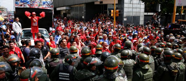 Supporters of Venezuela's President Nicolas Maduro shout slogans as they gather outside the National Assembly building during a session in Caracas, Venezuela October 27, 2016. - Sputnik International