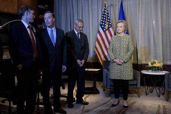Clinton advisers Jake Sullivan (L), Nick Burns (2L) and John Podesta (2R) wait with Clinton Campaign Chairman, Democratic presidential nominee Hillary Clinton for a meeting with Ukrainian President Petro Poroshenko on September 19, 2016 in New York. Clinton advisers Jake Sullivan (L), Nick Burns (2L) and John Podesta (2R) wait with Clinton Campaign Chairman, Democratic presidential nominee Hillary Clinton for a meeting with Ukrainian President Petro Poroshenko on September 19, 2016 in New York. - Sputnik International