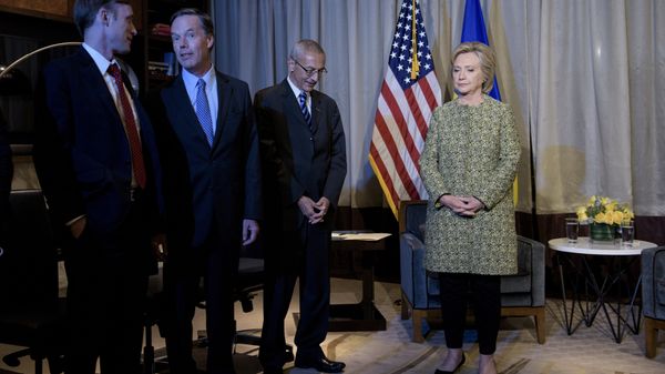 Clinton advisers Jake Sullivan (L), Nick Burns (2L) and John Podesta (2R) wait with Clinton Campaign Chairman, Democratic presidential nominee Hillary Clinton for a meeting with Ukrainian President Petro Poroshenko on September 19, 2016 in New York. - Sputnik International