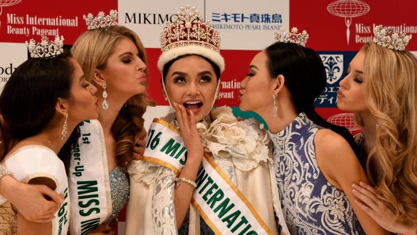 Newly elected 2016 Miss International Kylie Verzosa from Philippines (C) receives a kiss from 3rd runner-up Miss Nicaragua Brianny Chamorro (L), 1st runner-up Miss Australia Alexandra Britton (2nd L), 2nd runner-up Miss Indonesia Felicia Hwang (2nd R) and 4th runner-up Miss USA Kaitryana Leinbach (R) during the Miss International beauty pageant final in Tokyo on October 27, 2016 - Sputnik International