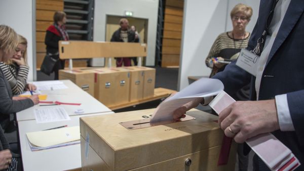 A member of the polling commission prepares the ballots for counting at a polling station in Kopavogur on October 29, 2016. - Sputnik International