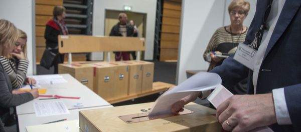 A member of the polling commission prepares the ballots for counting at a polling station in Kopavogur on October 29, 2016. A member of the polling commission prepares the ballots for counting at a polling station in Kopavogur on October 29, 2016. - Sputnik International
