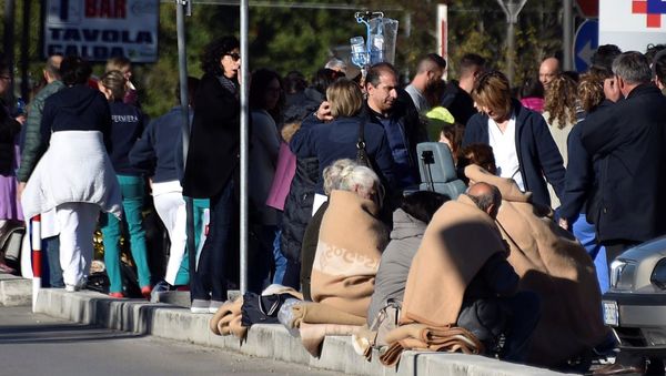People evacuated from an hospital are covered with blankets following a quake in Rieti, Italy, October 30, 2016. People evacuated from an hospital are covered with blankets following a quake in Rieti, Italy, October 30, 2016. - Sputnik International