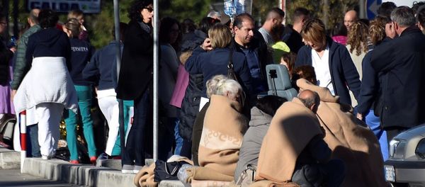 People evacuated from an hospital are covered with blankets following a quake in Rieti, Italy, October 30, 2016. - Sputnik International