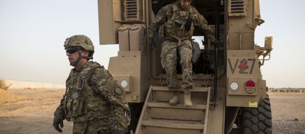 A photo taken on October 20, 2016 shows US soldiers getting out of a military vehicle at the Qayyarah military base - Sputnik International