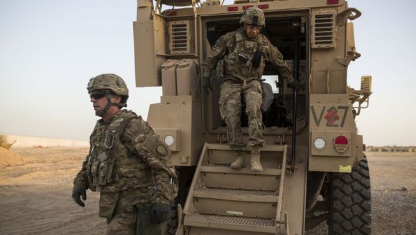 A photo taken on October 20, 2016 shows US soldiers getting out of a military vehicle at the Qayyarah military base A photo taken on October 20, 2016 shows US soldiers getting out of a military vehicle at the Qayyarah military base - Sputnik International