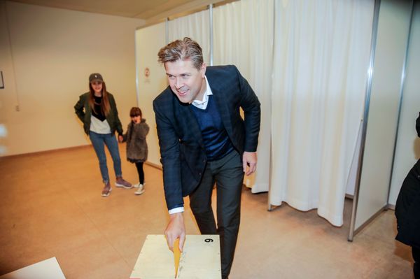 Bjarni Benediktsson of the Independence Party votes during the parliamentary election in Kopavogur, Iceland October 29, 2016. - Sputnik International