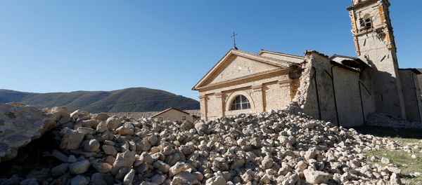 Saint Anthony church is seen partially collapsed following an earthquake along the road to Norcia, Italy, October 30, 2016. - Sputnik International