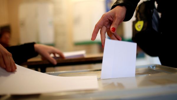 A woman casts her ballot during the second round of parliamentary election in Tbilisi, Georgia, October 30, 2016. - Sputnik International