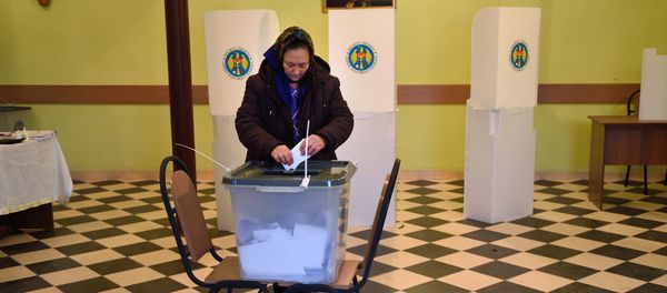 A voter casts her ballot at a polling station in Scoreni village, Moldova, on October 30, 2016. - Sputnik International