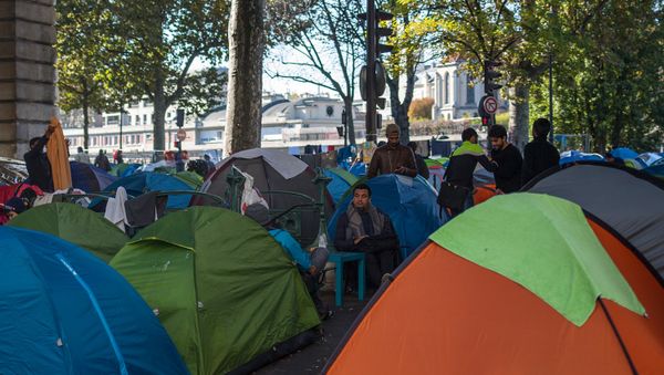 Migrants camp near the Stalingrad metro station in Paris Migrants camp near the Stalingrad metro station in Paris - Sputnik International