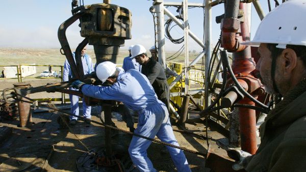 Iraqi workers pump oil at the Shirawa oilfield, where oil was first pumped in Iraq in 1927  - Sputnik International