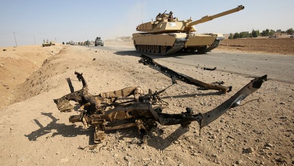 An Iraqi forces tank advances towards the village of Salmani, south of Mosul, on October 30, 2016 during the ongoing battle against Islamic State group jihadists to liberate the city of Mosul An Iraqi forces tank advances towards the village of Salmani, south of Mosul, on October 30, 2016 during the ongoing battle against Islamic State group jihadists to liberate the city of Mosul - Sputnik International