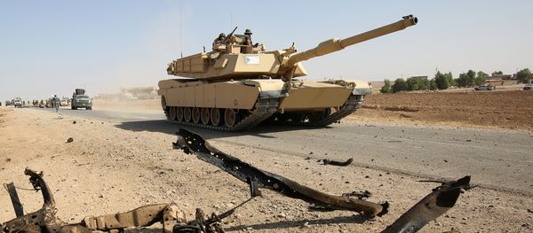 An Iraqi forces tank advances towards the village of Salmani, south of Mosul, on October 30, 2016 during the ongoing battle against Islamic State group jihadists to liberate the city of Mosul - Sputnik International