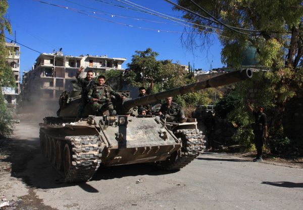 Syrian pro-government forces take part in an operation to take control of Aleppo's Suleiman al-Halabi neighbourhood, which is divided by the frontline that separates the rebel-held east and regime-held west of the northern city, on September 30, 2016 Syrian pro-government forces take part in an operation to take control of Aleppo's Suleiman al-Halabi neighbourhood, which is divided by the frontline that separates the rebel-held east and regime-held west of the northern city, on September 30, 2016 - Sputnik International