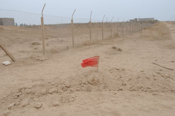 Daesh mine on the outskirts of Mosul, indicated by a red flag. - Sputnik International