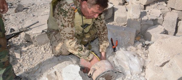 Peshmerga demining unit commander Lokman Serafettin defusing a Daesh-planted mine outside Mosul Peshmerga demining unit commander Lokman Serafettin defusing a Daesh-planted mine outside Mosul - Sputnik International