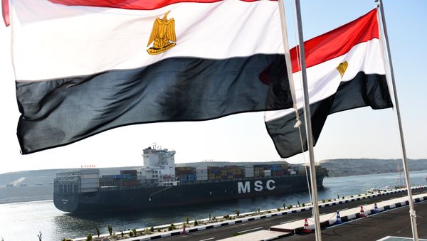 A cargo ship crosses a new waterway at the Suez Canal during its opening ceremony on August 6, 2015, in the port city of Ismailiya. - Sputnik International