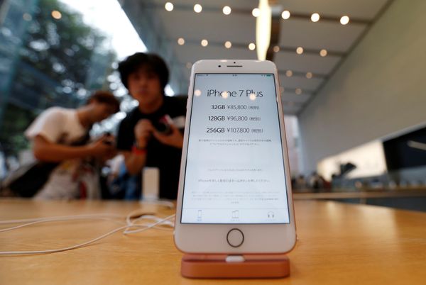 Apple's new iPhone 7 Plus is displayed at the Apple Store at Tokyo's Omotesando shopping district, Japan, September 16, 2016 Apple's new iPhone 7 Plus is displayed at the Apple Store at Tokyo's Omotesando shopping district, Japan, September 16, 2016 - Sputnik International