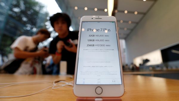 Apple's new iPhone 7 Plus is displayed at the Apple Store at Tokyo's Omotesando shopping district, Japan, September 16, 2016 - Sputnik International