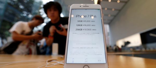 Apple's new iPhone 7 Plus is displayed at the Apple Store at Tokyo's Omotesando shopping district, Japan, September 16, 2016 Apple's new iPhone 7 Plus is displayed at the Apple Store at Tokyo's Omotesando shopping district, Japan, September 16, 2016 - Sputnik International