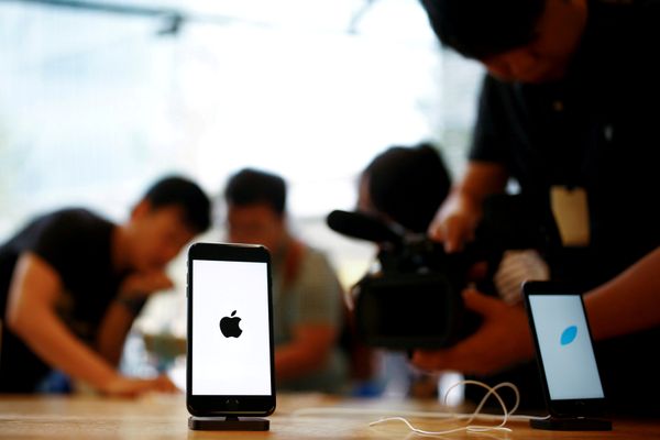 Members of the media film the new iPhone 7 at an Apple store in Beijing, China, September 16, 2016 Members of the media film the new iPhone 7 at an Apple store in Beijing, China, September 16, 2016 - Sputnik International